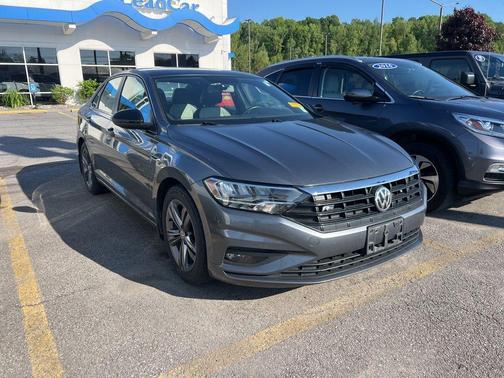 Platinum Gray Metallic 2021 Volkswagen Jetta 1.4T R-Line