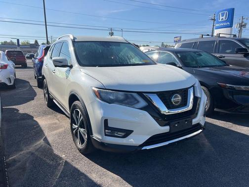 White 2019 Nissan Rogue SV