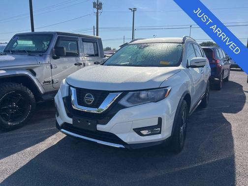 White 2019 Nissan Rogue SV
