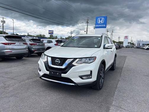 White 2019 Nissan Rogue SV