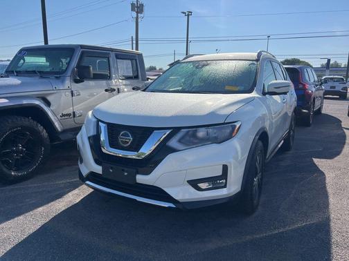 White 2019 Nissan Rogue SV