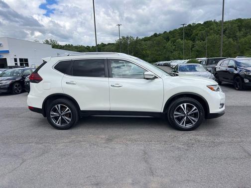 White 2019 Nissan Rogue SV