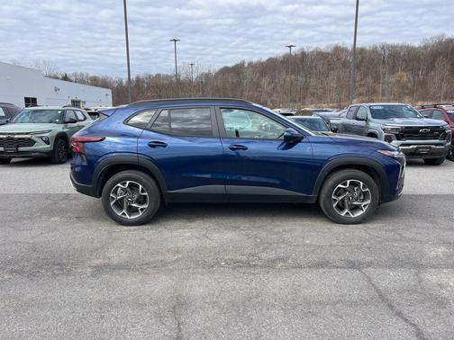 Blue Glow Metallic 2024 Chevrolet Trax LT