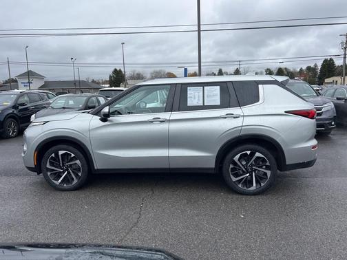 2022 Mitsubishi Outlander ES