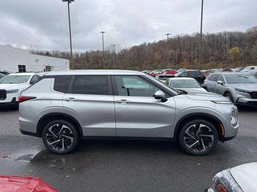 2022 Mitsubishi Outlander ES
