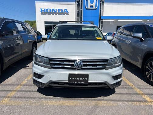 White Silver Metallic 2018 Volkswagen Tiguan 2.0T SE