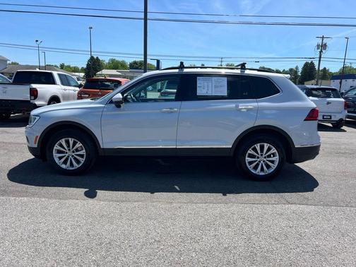 White Silver Metallic 2018 Volkswagen Tiguan 2.0T SE