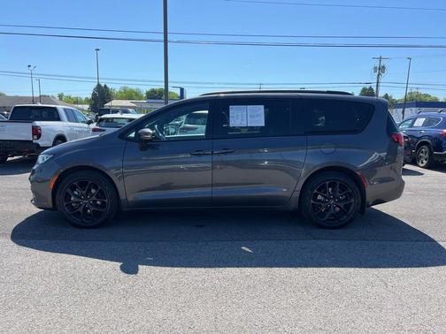 Granite Crystal Clearcoat Metallic 2022 Chrysler Pacifica Touring-L