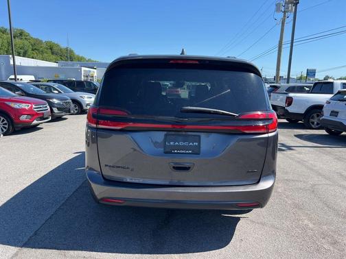 Granite Crystal Clearcoat Metallic 2022 Chrysler Pacifica Touring-L