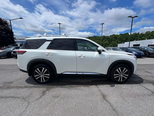 White 2024 Nissan Pathfinder Platinum