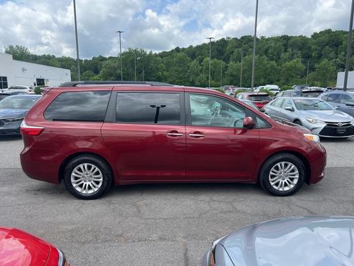 2017 Toyota Sienna XLE