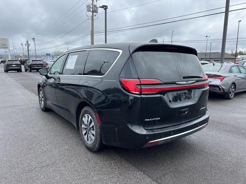 Brilliant Black Crystal Pearlcoat 2022 Chrysler Pacifica Hybrid Touring L
