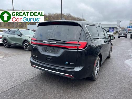 Brilliant Black Crystal Pearlcoat 2022 Chrysler Pacifica Hybrid Touring L