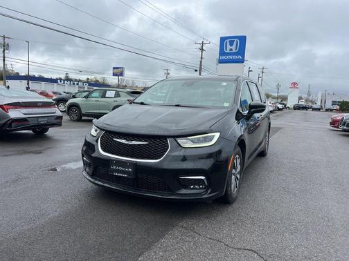 Brilliant Black Crystal Pearlcoat 2022 Chrysler Pacifica Hybrid Touring L