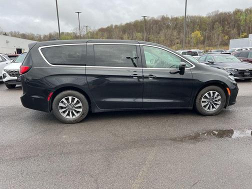 Brilliant Black Crystal Pearlcoat 2022 Chrysler Pacifica Hybrid Touring L