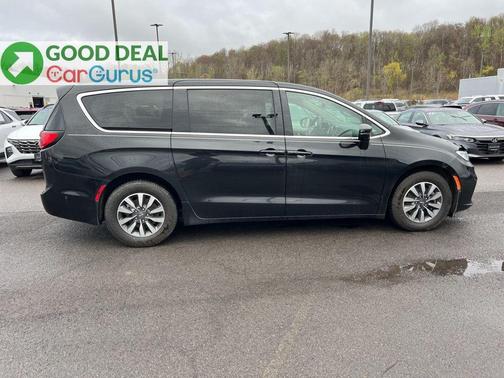 Brilliant Black Crystal Pearlcoat 2022 Chrysler Pacifica Hybrid Touring L