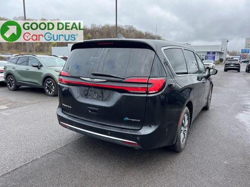 Brilliant Black Crystal Pearlcoat 2022 Chrysler Pacifica Hybrid Touring L