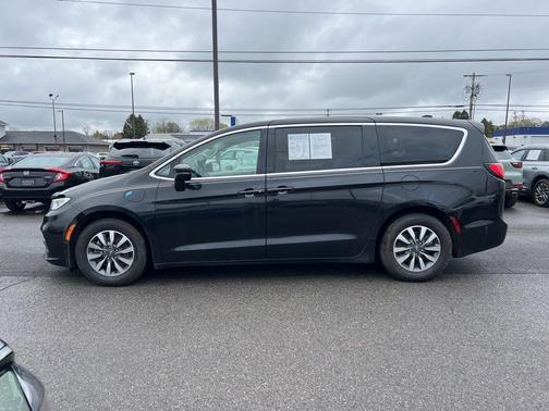 Brilliant Black Crystal Pearlcoat 2022 Chrysler Pacifica Hybrid Touring L