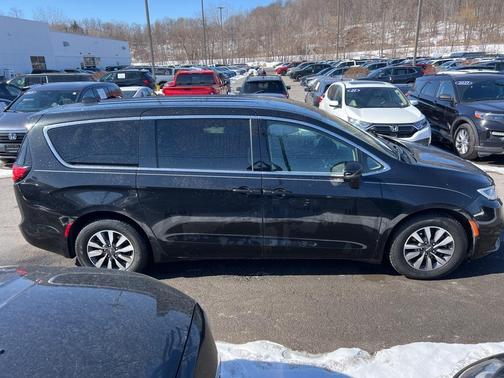 2022 Chrysler Pacifica Hybrid Touring L