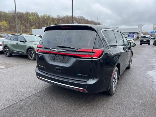Brilliant Black Crystal Pearlcoat 2022 Chrysler Pacifica Hybrid Touring L