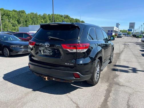 Midnight Black Metallic 2018 Toyota Highlander XLE