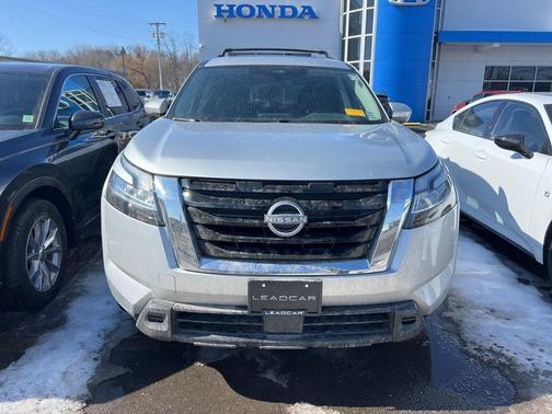 2022 Nissan Pathfinder SV
