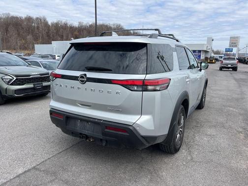 2022 Nissan Pathfinder SV