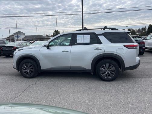 2022 Nissan Pathfinder SV