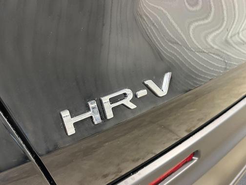 Crystal Black Pearl 2027 Honda HR-V LX