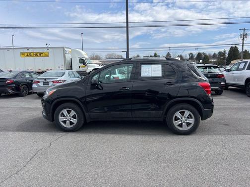 Mosaic Black Metallic 2022 Chevrolet Trax LT