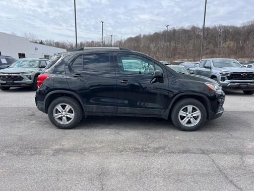 Mosaic Black Metallic 2022 Chevrolet Trax LT