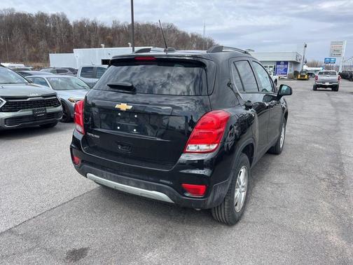 Mosaic Black Metallic 2022 Chevrolet Trax LT