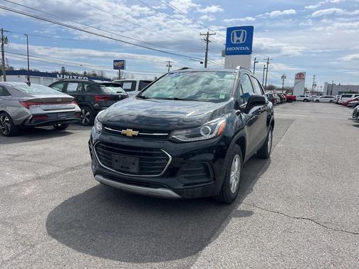 Mosaic Black Metallic 2022 Chevrolet Trax LT