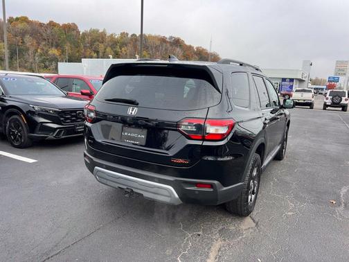 Crystal Black Pearl 2025 Honda Pilot TrailSport