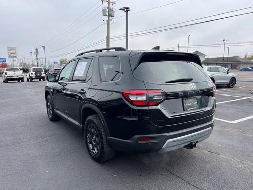 Crystal Black Pearl 2025 Honda Pilot TrailSport