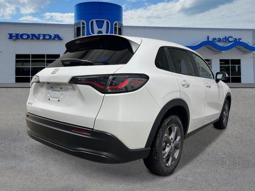 Platinum White Pearl 2027 Honda HR-V LX