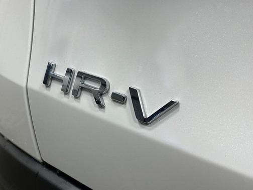 Platinum White Pearl 2027 Honda HR-V LX