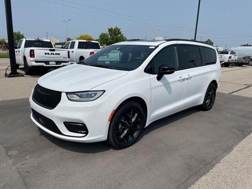 2024 Chrysler Pacifica Touring-L