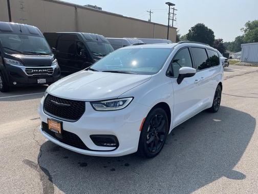 2023 Chrysler Pacifica Touring-L