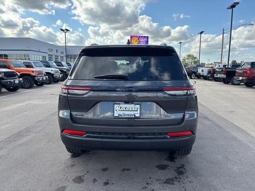 2025 Jeep Grand Cherokee Laredo