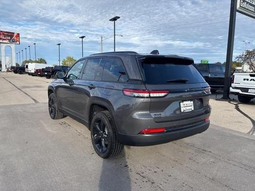 2025 Jeep Grand Cherokee Laredo