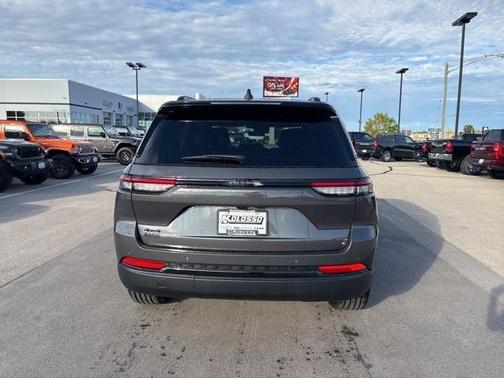 2025 Jeep Grand Cherokee Laredo