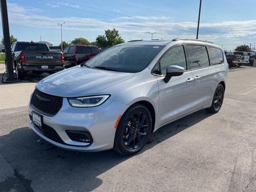 2023 Chrysler Pacifica Touring-L