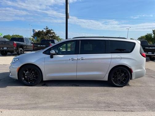 2023 Chrysler Pacifica Touring-L