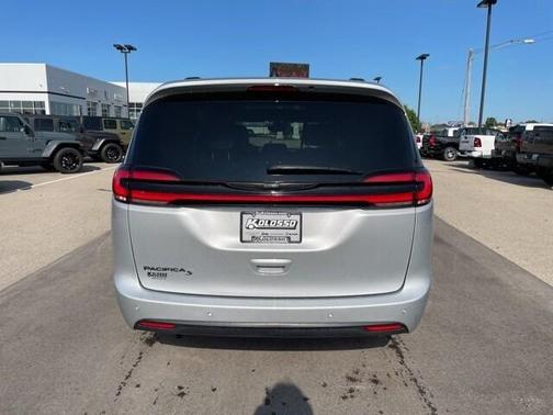 2023 Chrysler Pacifica Touring-L