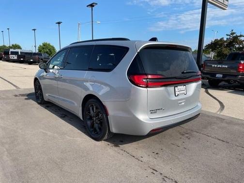 2023 Chrysler Pacifica Touring-L