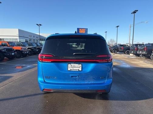 2026 Chrysler Pacifica Select