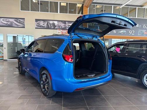 Hydro Blue Pearlcoat 2026 Chrysler Pacifica Select