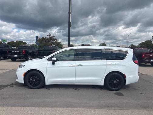 2023 Chrysler Pacifica Touring-L