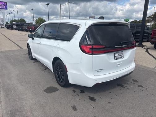 2023 Chrysler Pacifica Touring-L